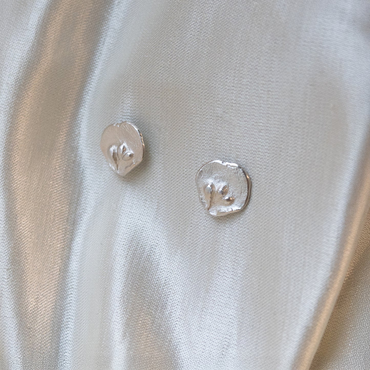 Andrea Mueller, Medium Round Floral Talisman Stud