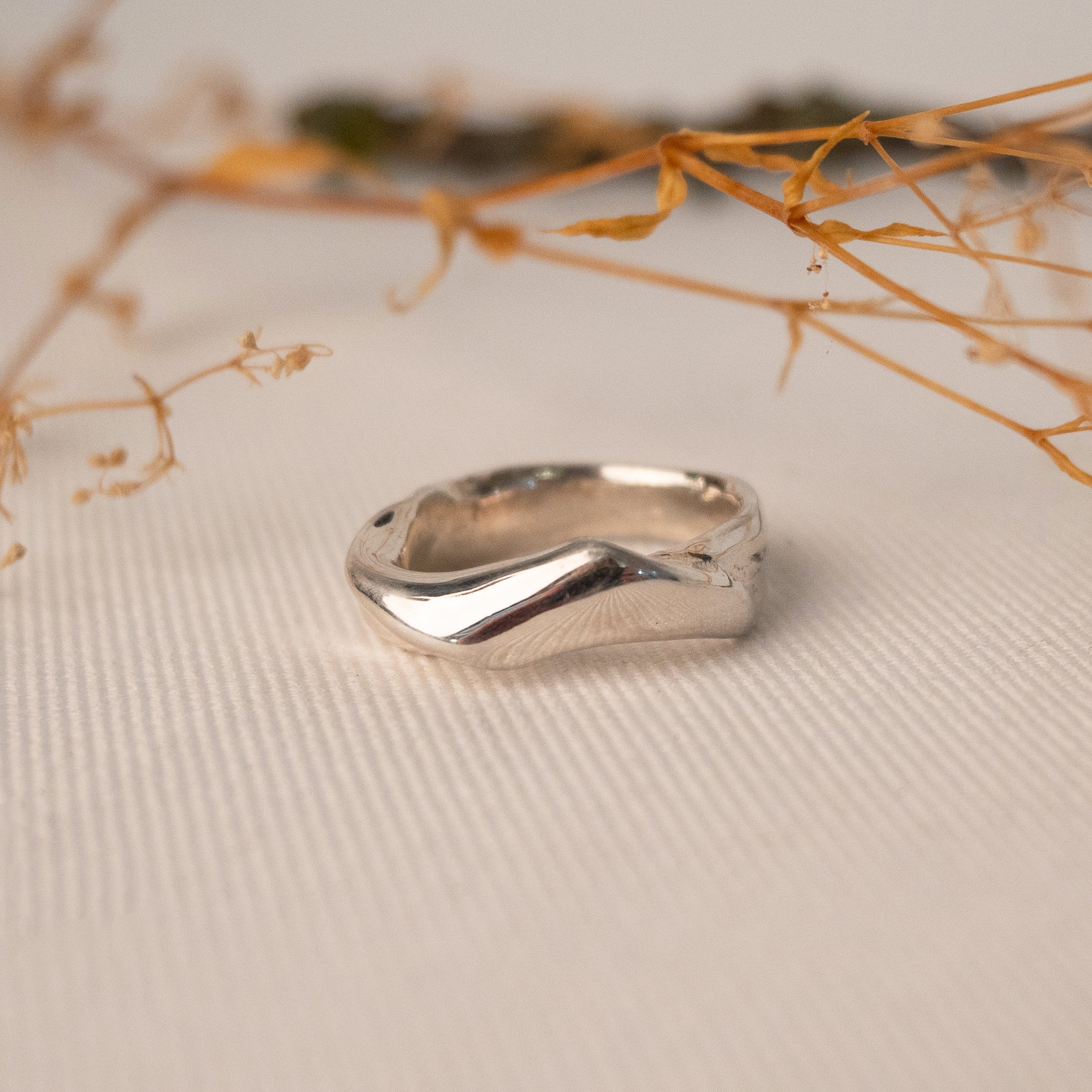 L.L.Y. Atelier, Little Wave Ring