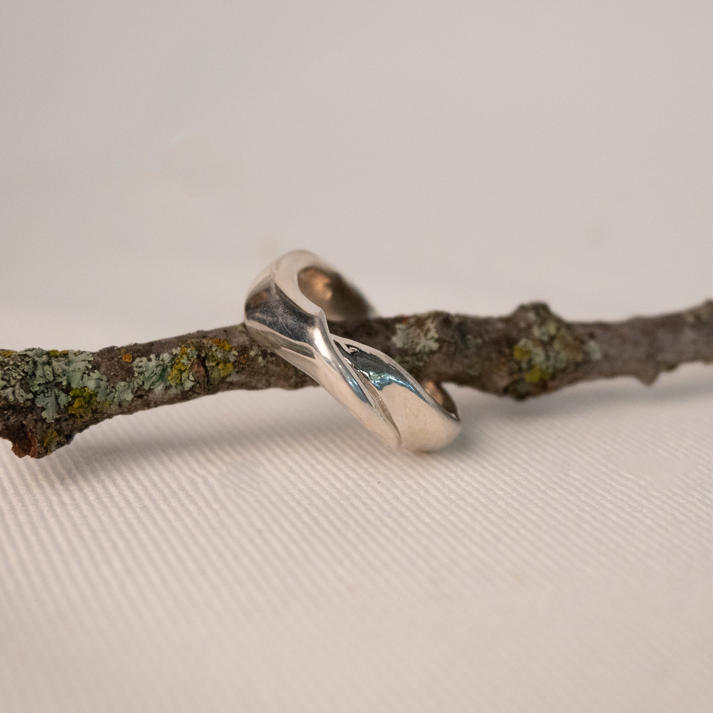 L.L.Y. Atelier, Torsion Ring-3