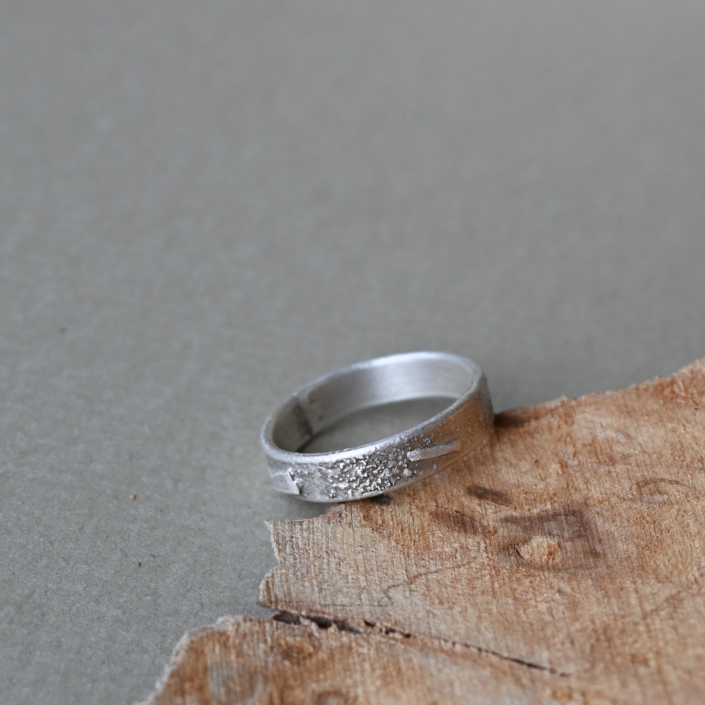 Lori Francescutti, Frosty White Topography Ring 4mm